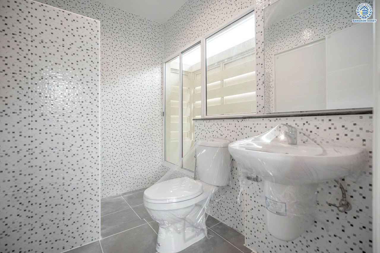 บ้านมือสองตกแต่งใหม่ โครงการ เพอร์เฟคพาร์ค วัดพระนอน จากแบรนด์ Property Perfect เนื้อที่ 35.8 ตร.ว. บ้านแฝดฟังก์ชันระดับบ้านเดี่ยว! 3 ห้องนอน 2 ห้องน้ำ 1 ที่จอดรถ พร้อม Facilities ครบครัน บนทำเลเชื่อมต่อถนนกาญจนาฯ ใกล้ทางด่วน ศรีรัช-วงแหวนฯ เซ็นทรัลเวสต์เกต และรถไฟฟ้าสายสีม่วง "สถานีตลาดบางใหญ่"